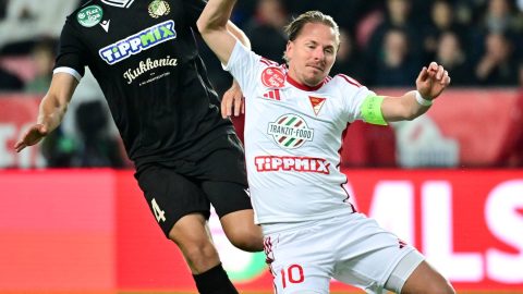 Dzsudzsák Balázs, a DVSC (j) és Nils Oscar Alexander Abrahamsson, a Győr játékosa a labdarúgó Fizz Liga 9. fordulójában játszott Debreceni VSC - ETO FC mérkőzésen a debreceni Nagyerdei Stadionban 2025. október 4-én.