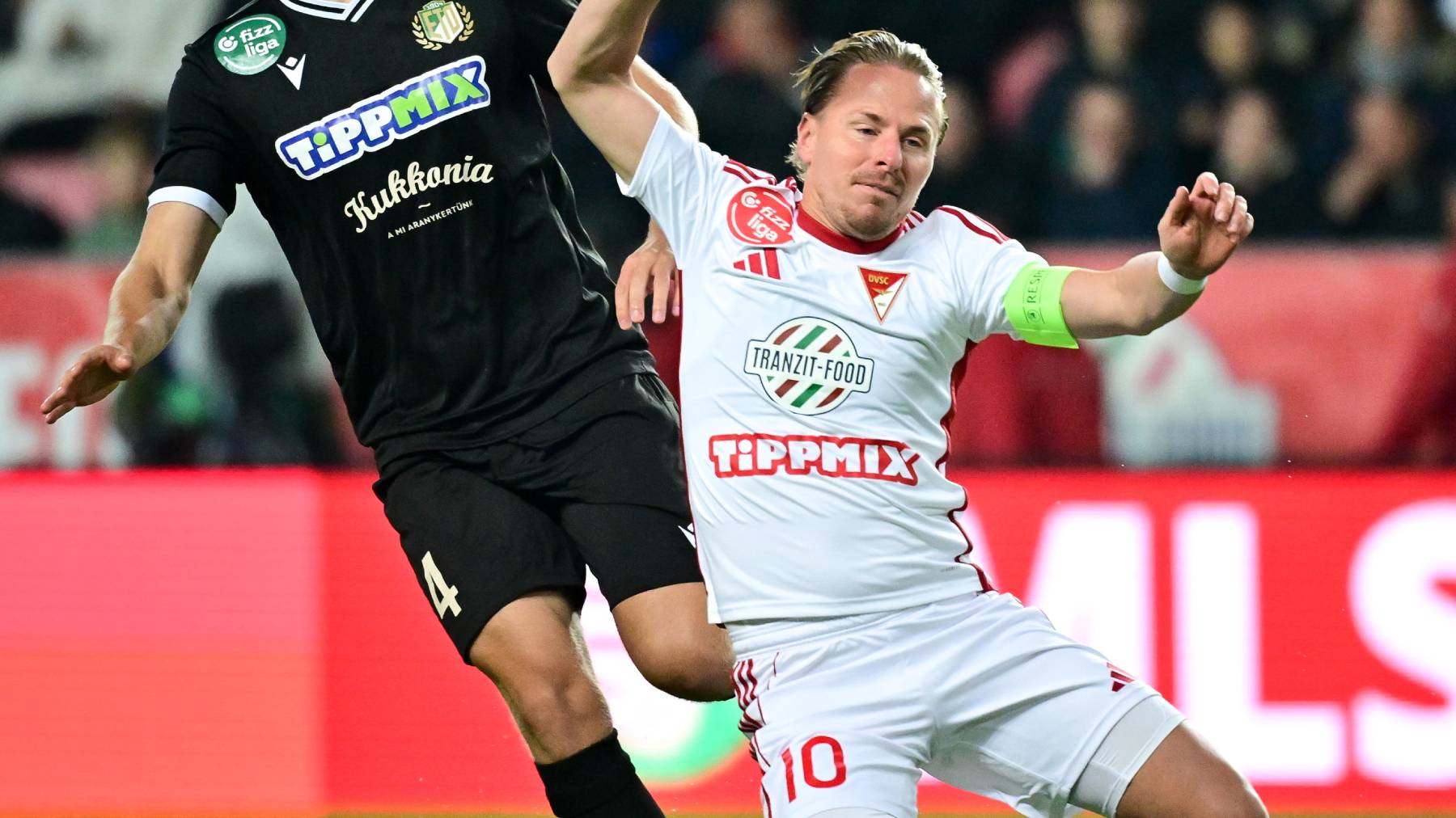 Dzsudzsák Balázs, a DVSC (j) és Nils Oscar Alexander Abrahamsson, a Győr játékosa a labdarúgó Fizz Liga 9. fordulójában játszott Debreceni VSC - ETO FC mérkőzésen a debreceni Nagyerdei Stadionban 2025. október 4-én.