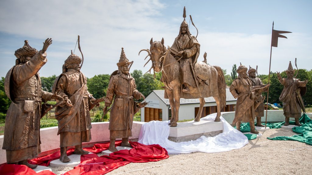 Ópusztaszerrel a honfoglalók nyomába lép a Tisza-kormány?