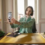 Lily Collins az Emily Párizsban című sorozatban.