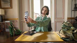Lily Collins az Emily Párizsban című sorozatban.
