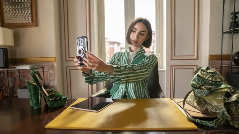 Lily Collins az Emily Párizsban című sorozatban.