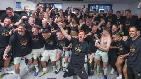A bajnok ETO játékosai ünnepelnek a labdarúgó Fizz Liga 33. utolsó fordulójában játszott Kisvárda Master Good - ETO FC mérkőzés után a kisvárdai Várkerti Stadionban 2026. május 16-án. Az ETO Győr FC nyerte a bajnokságot, miután 1-0-ra győzött a Kisvárda ellen.