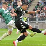 Schön Szabolcs (b) és Tóth Rajmund (b2), a Győr illetve Carlos Eduardo Lopes Cruz (elöl), a Ferencváros játékosa a labdarúgó Fizz Liga 8. fordulójában játszott ETO FC - Ferencvárosi TC mérkőzésen a győri ETO Stadionban 2025. szeptember 28-án.