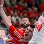 Fazekas Gergő (k), valamint a szerb Mijajlo Marsenic (b) és Dragan Pechmalbec (j) a férfi kézilabda világbajnoki selejtezőben játszott Magyarország - Szerbia visszavágó mérkőzésen.
