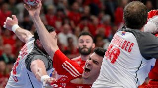 Fazekas Gergő (k), valamint a szerb Mijajlo Marsenic (b) és Dragan Pechmalbec (j) a férfi kézilabda világbajnoki selejtezőben játszott Magyarország - Szerbia visszavágó mérkőzésen.