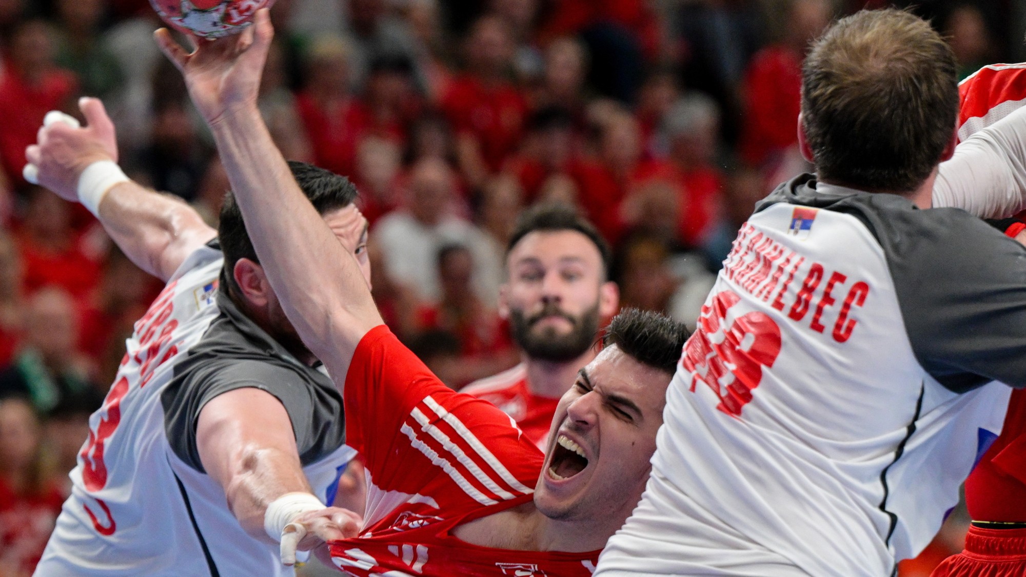 Fazekas Gergő (k), valamint a szerb Mijajlo Marsenic (b) és Dragan Pechmalbec (j) a férfi kézilabda világbajnoki selejtezőben játszott Magyarország - Szerbia visszavágó mérkőzésen.