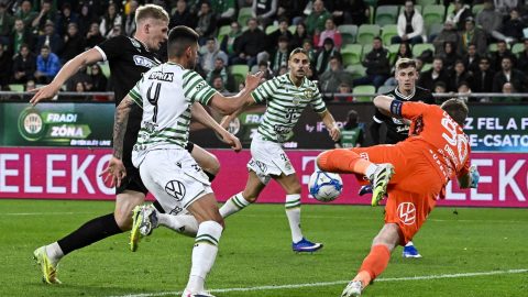 Mariano Gomez (b2) és Dibusz Dénes (j), a Ferencvárosi TC játékosai, valamint Oleksandr Pyshchur, az ETO FC játékosa (b) a labdarúgó MOL Magyar Kupa elődöntőjében játszott Ferencvárosi TC - ETO FC mérkőzésen.