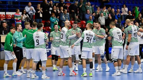 A Ferencváros játékosai a férfi kézilabda Európa Liga csoportkörében játszott FTC–Green Collect - Sport Lisboa e Benfica mérkőzést követően az Érd Arénában 2025. november 25-én. FTC-Green Collect - SL Benfica (portugál) 33-31.