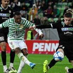 Lenny Joseph, a Ferencvárosi TC (b) és Miljan Krpic, az ETO FC játékosa a labdarúgó MOL Magyar Kupa elődöntőjében játszott Ferencvárosi TC - ETO FC mérkőzésen a Groupama Arénában 2026. április 22-én.
