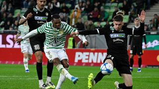 Lenny Joseph, a Ferencvárosi TC (b) és Miljan Krpic, az ETO FC játékosa a labdarúgó MOL Magyar Kupa elődöntőjében játszott Ferencvárosi TC - ETO FC mérkőzésen a Groupama Arénában 2026. április 22-én.