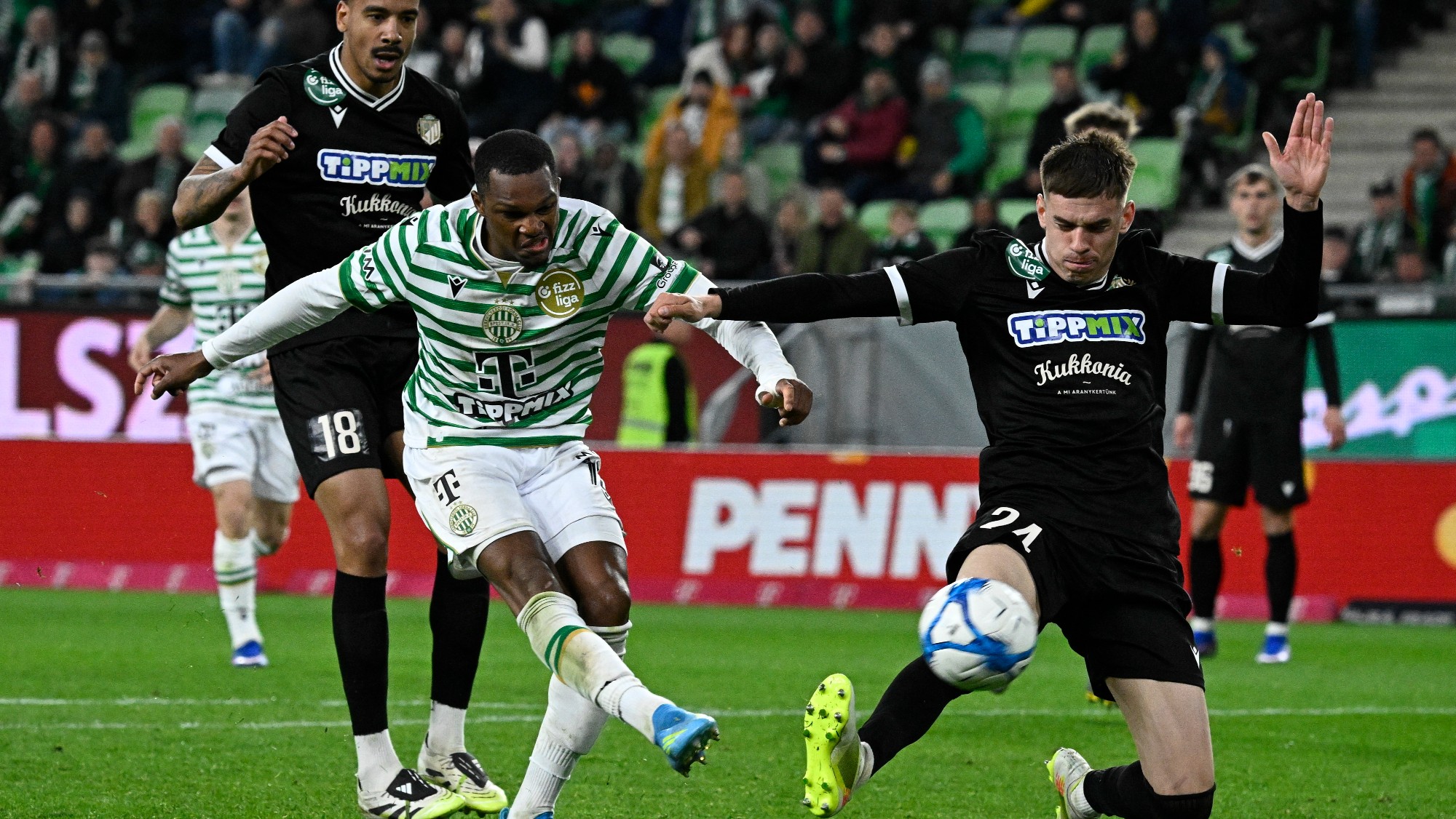 Lenny Joseph, a Ferencvárosi TC (b) és Miljan Krpic, az ETO FC játékosa a labdarúgó MOL Magyar Kupa elődöntőjében játszott Ferencvárosi TC - ETO FC mérkőzésen a Groupama Arénában 2026. április 22-én.