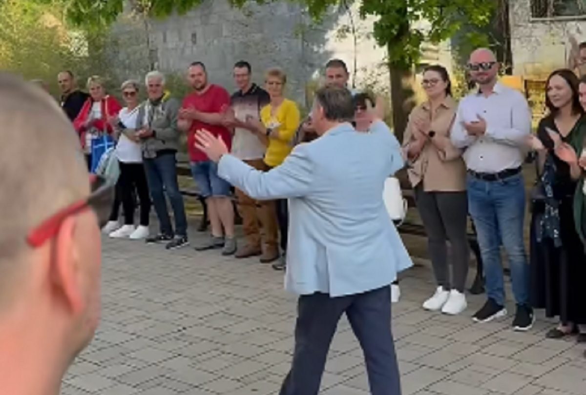 Sorfallal és tapsolva búcsúztatták Gajdos Lászlót.