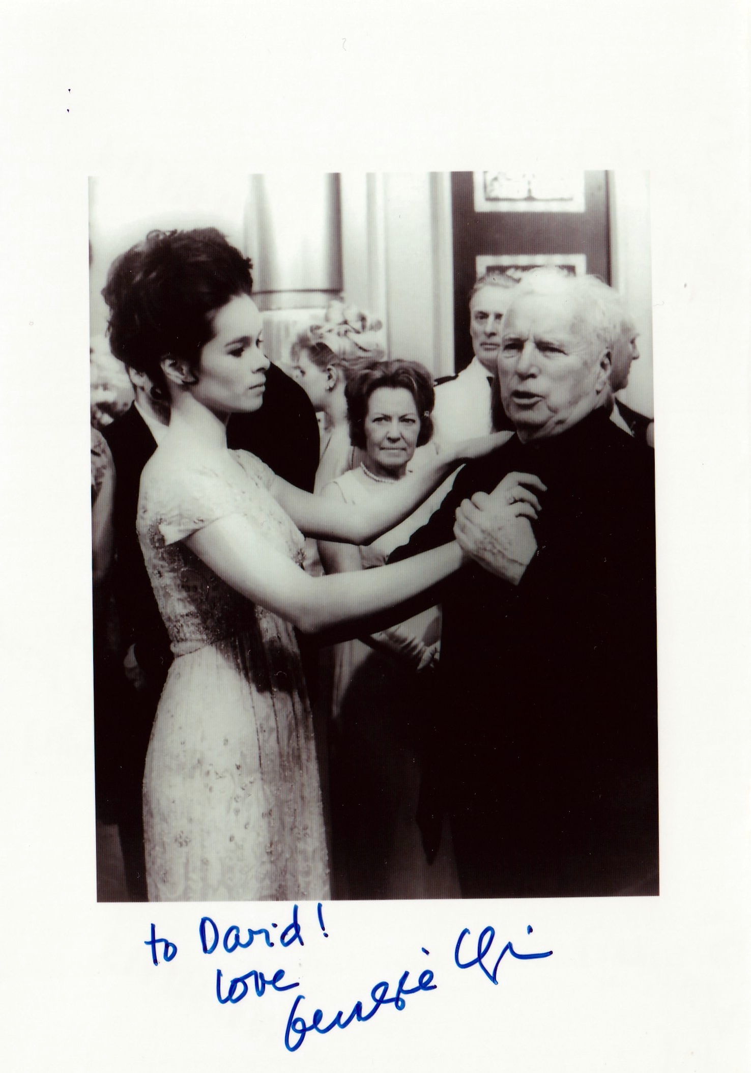 Geraldine Chaplin színésznő aláírt fényképe David Attenborough számára.