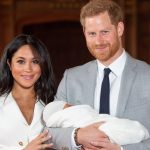 Meghan Markle és Harry herceg az újszülött Archie herceggel.