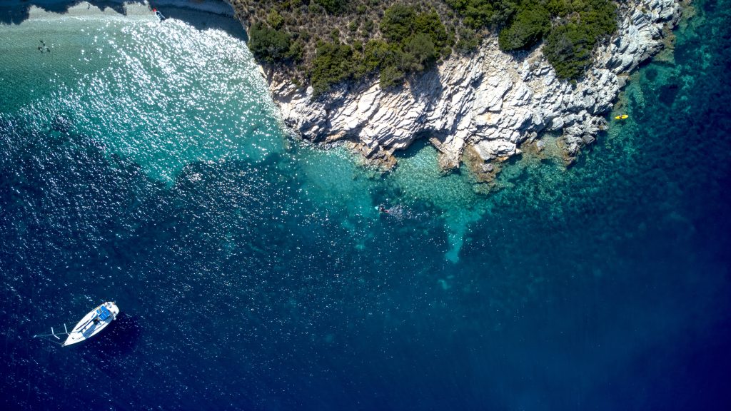 Fogalma sincs a görögöknek, hogy került egy robbanóanyagokkal megrakott drón a turistaparadicsom partjaihoz