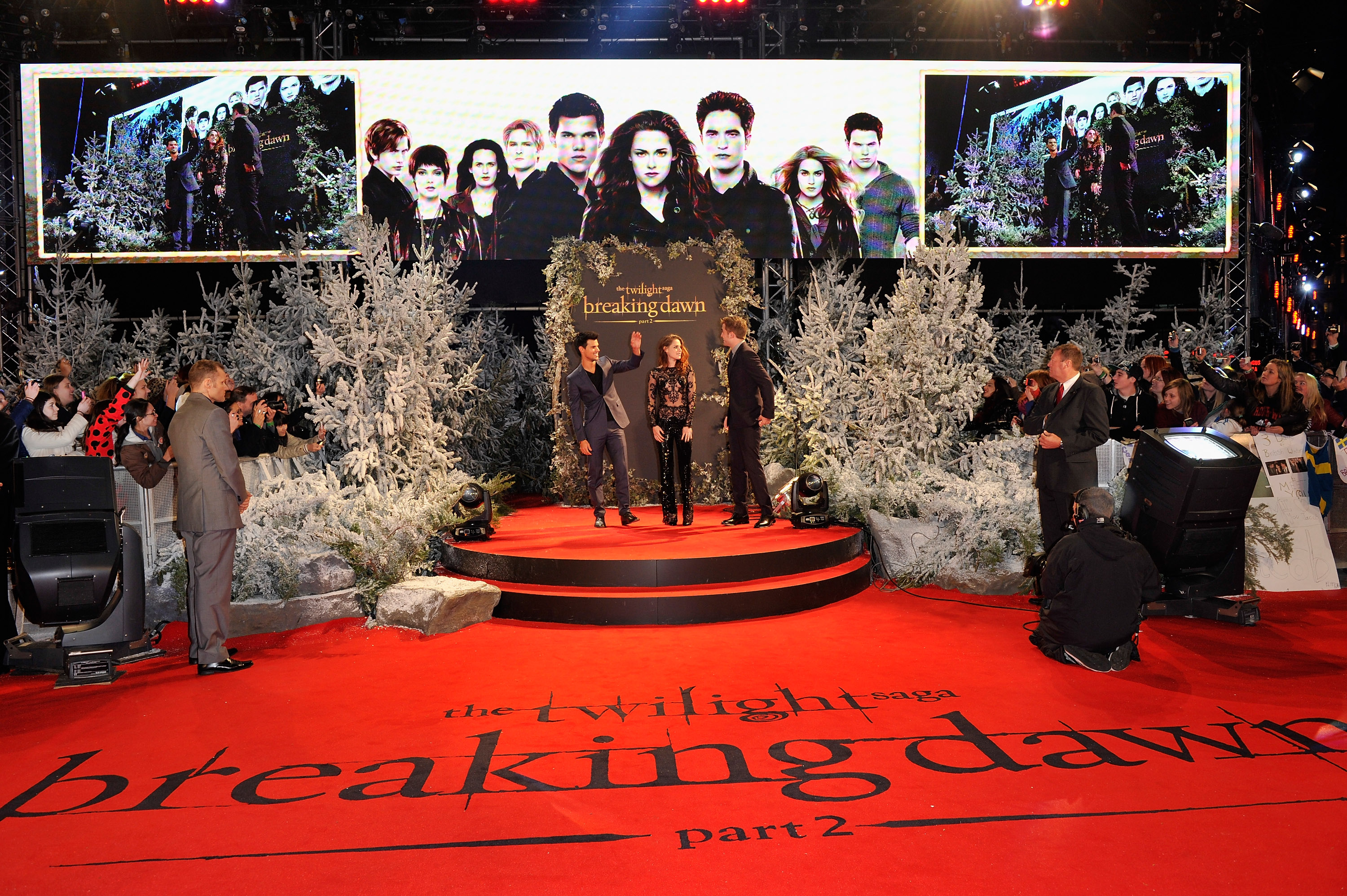 Taylor Lautner, Kristen Stewart és Robert Pattinson az Alkonyat: Hajnalhasadás 2. rész premirjén Londonban, 2012-ben.