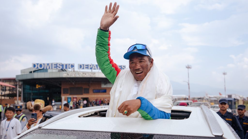 Harminckét év alatt harminckétszer jutott fel a Mount Everest csúcsára egy nepáli serpa