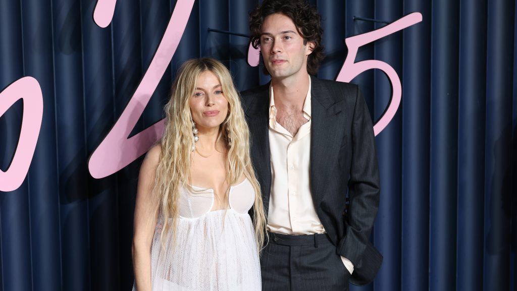 Megszületett Sienna Miller harmadik gyereke