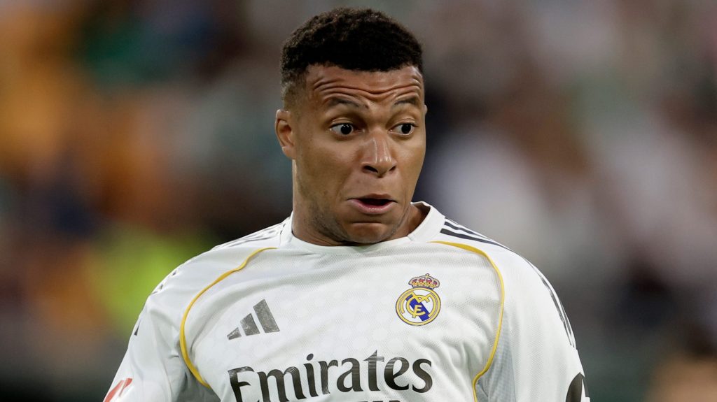 Kiakadtak a Real Madrid szurkolói a vígan nyaralgató Kylian Mbappén, a távozását követelik
