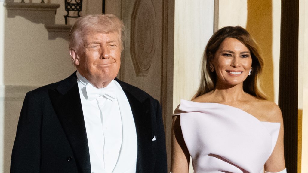 James Bondként ábrázolta a Fehér Ház hivatalos közösségi oldala Trumpot egy fotón