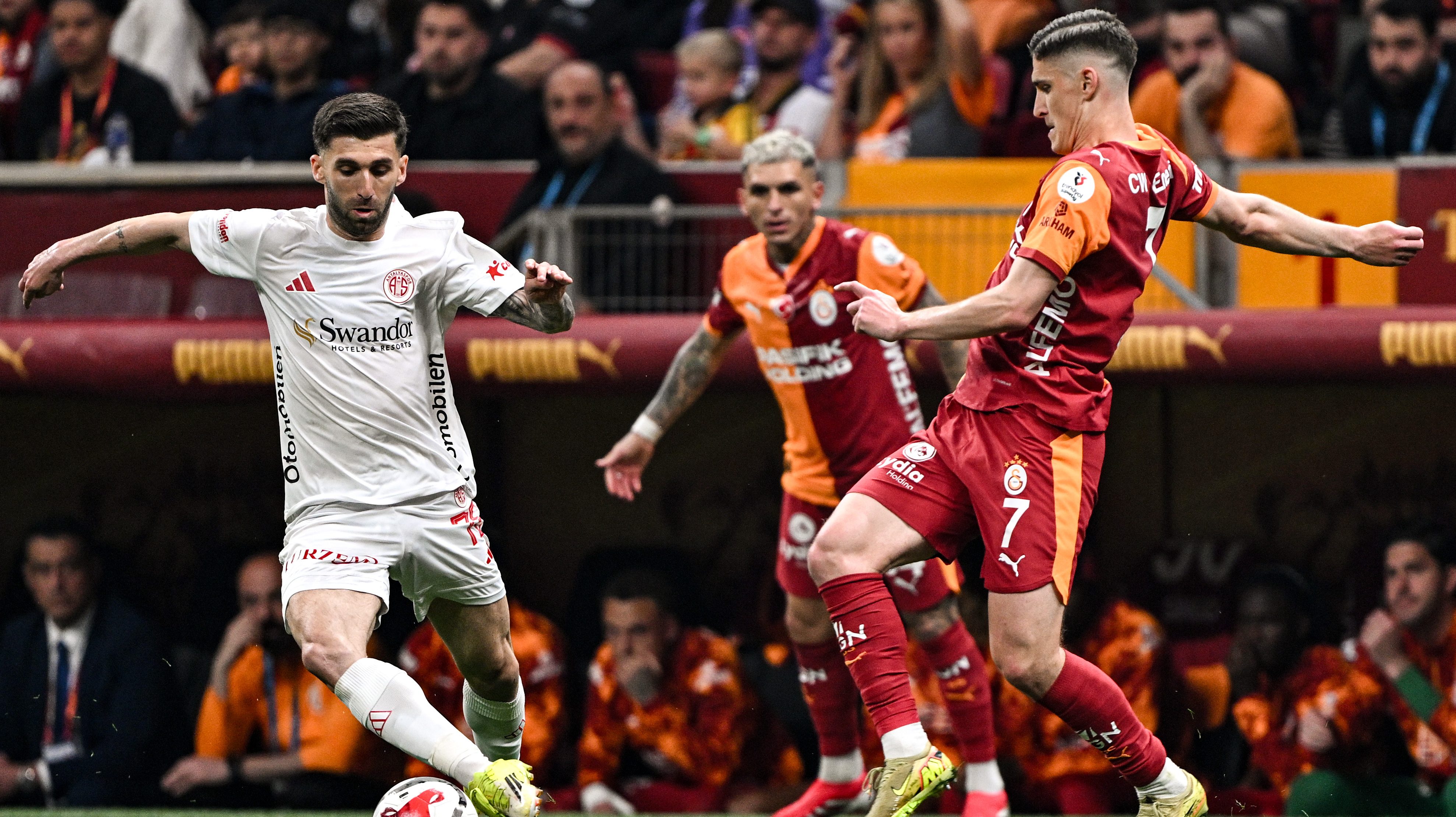 Sallai Roland és Dogukan Sinik a Galatasaray-Antalyaspor mérkőzésen.
