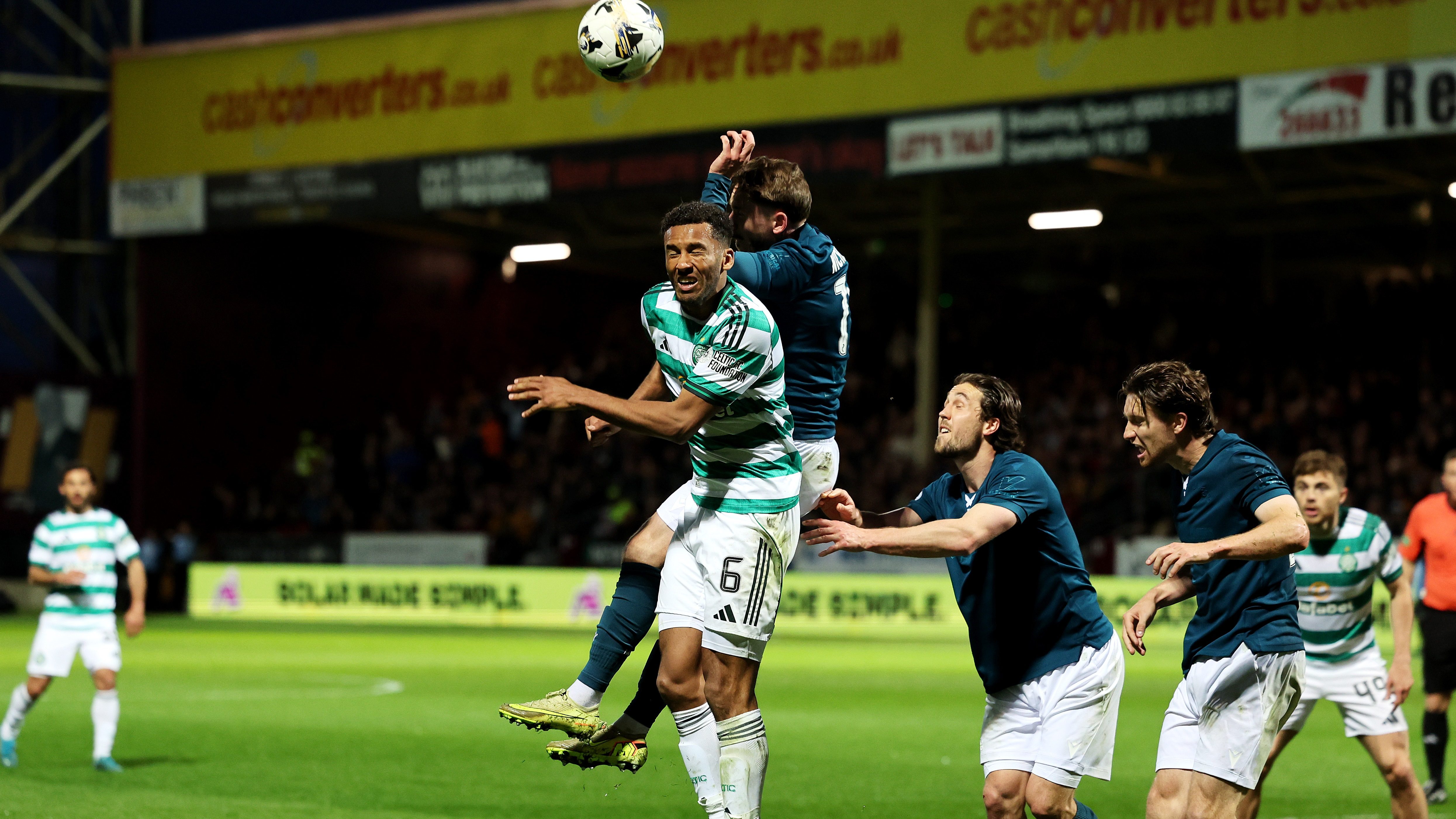 Sam Nicholson kezezése a Celtic ellen.