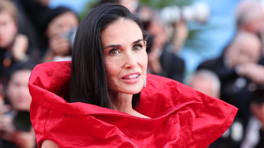 Demi Moore legutóbbi cannes-i ruhája olyan volt, mint a papír, amibe a virágcsokrokat csomagolják