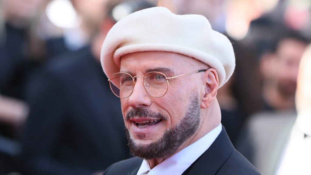 Stílusatombombát dobott le John Travolta Cannes-ban: 72 évesen döntött a változás mellett