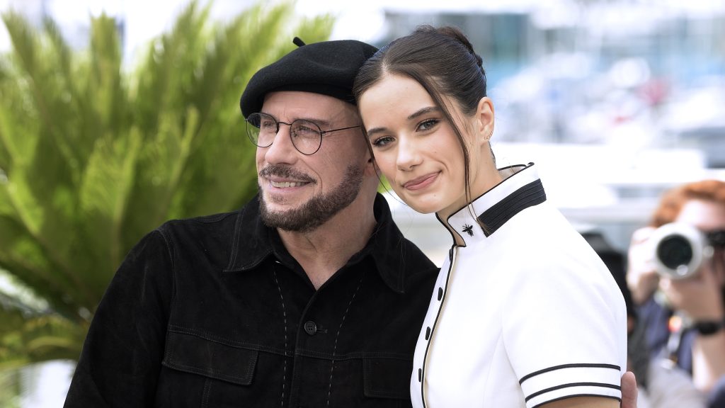 John Travoltával nem lehet bírni: ezúttal talpig feketében lopta el a show-t Cannes-ban