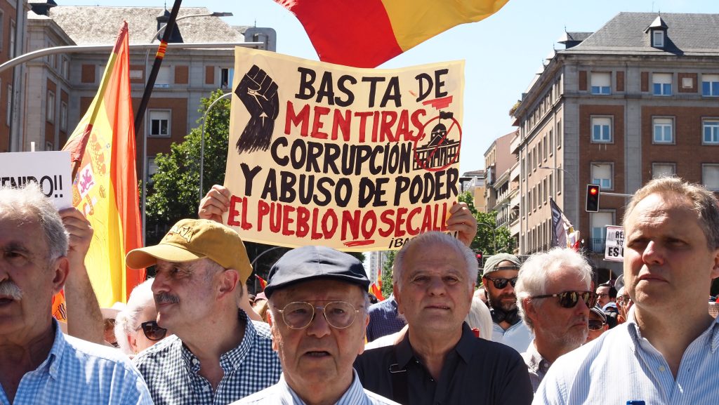 Tízezrek tüntettek Madridban, megpróbálták áttörni a miniszterelnöki rezidenciát lezáró kordont