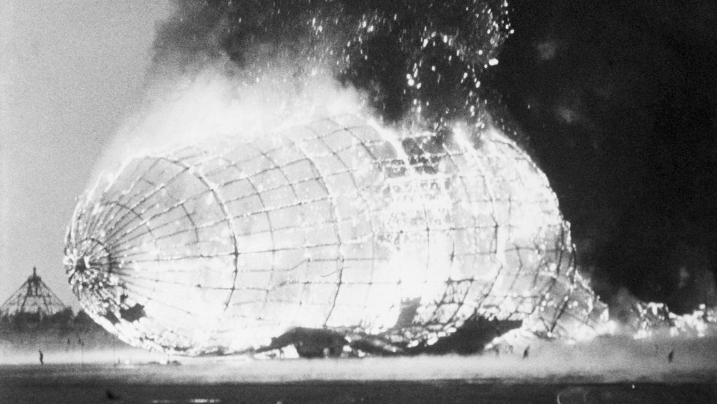 A lángokba borult Hindenburg léghajó