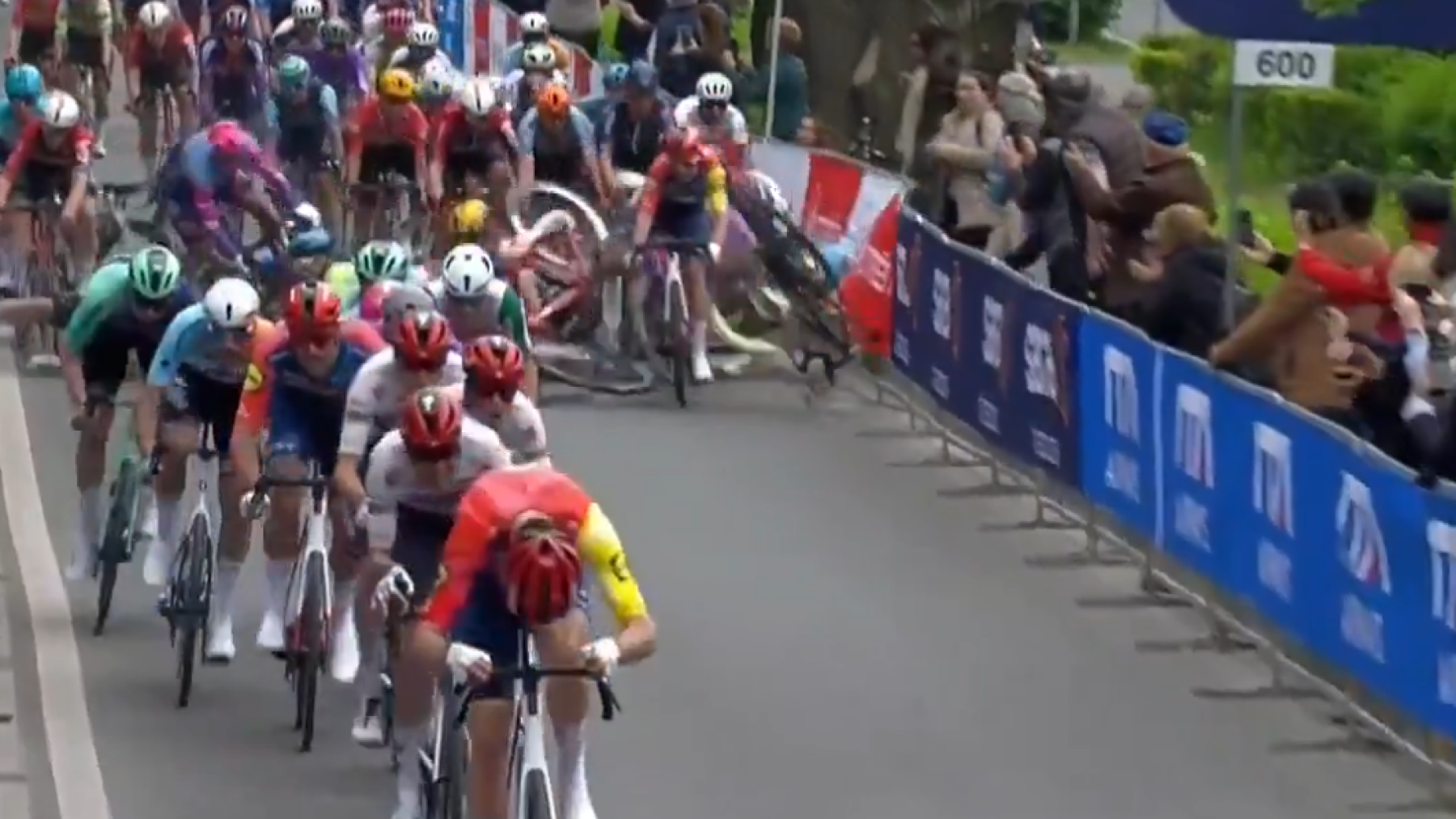 Tömegbukással indult az idei Giro d'Italia.
