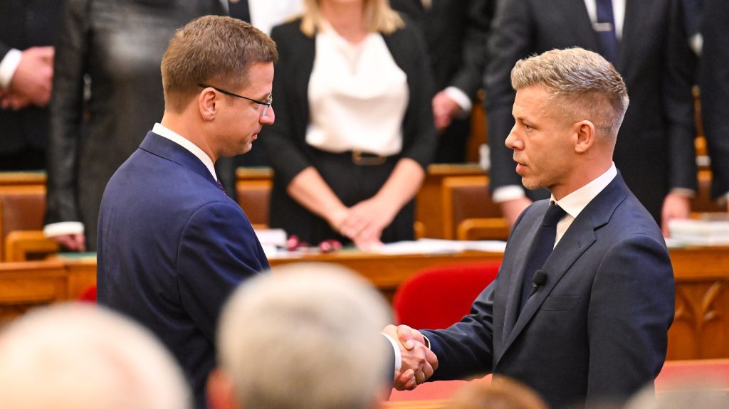 Gulyás Gergely, a Fidesz frakcióvezetője, és Magyar Péter, Magyarország miniszterelnöke a parlement alakuló ülésén 2026. május 9-én.