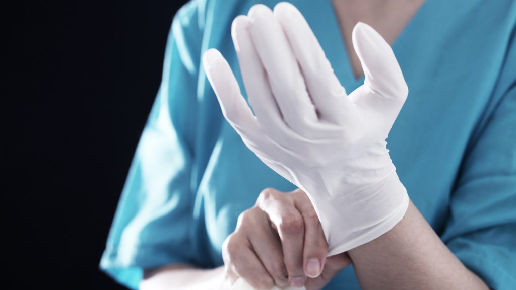 Egy éve ilyenkor: csilipaprikás kesztyűvel vizsgálta meg az aranyeres rabot a tiszalöki börtön doktornője