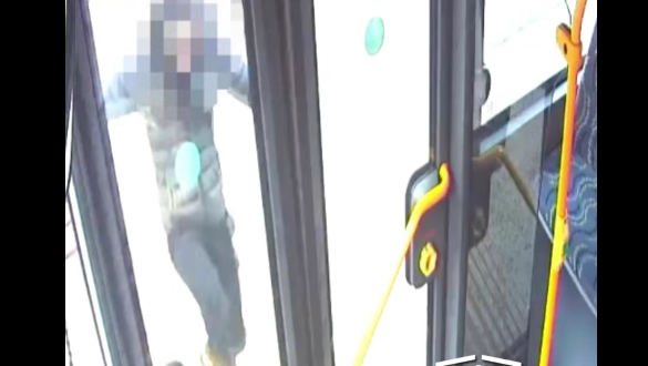 Börtönbe mehet egy férfi, mert dühében megrúgta a busz ajtaját