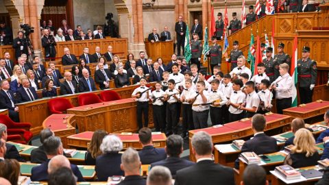 A Sükösdi Danubia Tamburazenekar az Országgyűlés alakuló ülésén 2026. május 9-én.