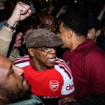 Ian Wright az ünneplő londoni drukkerek közt.