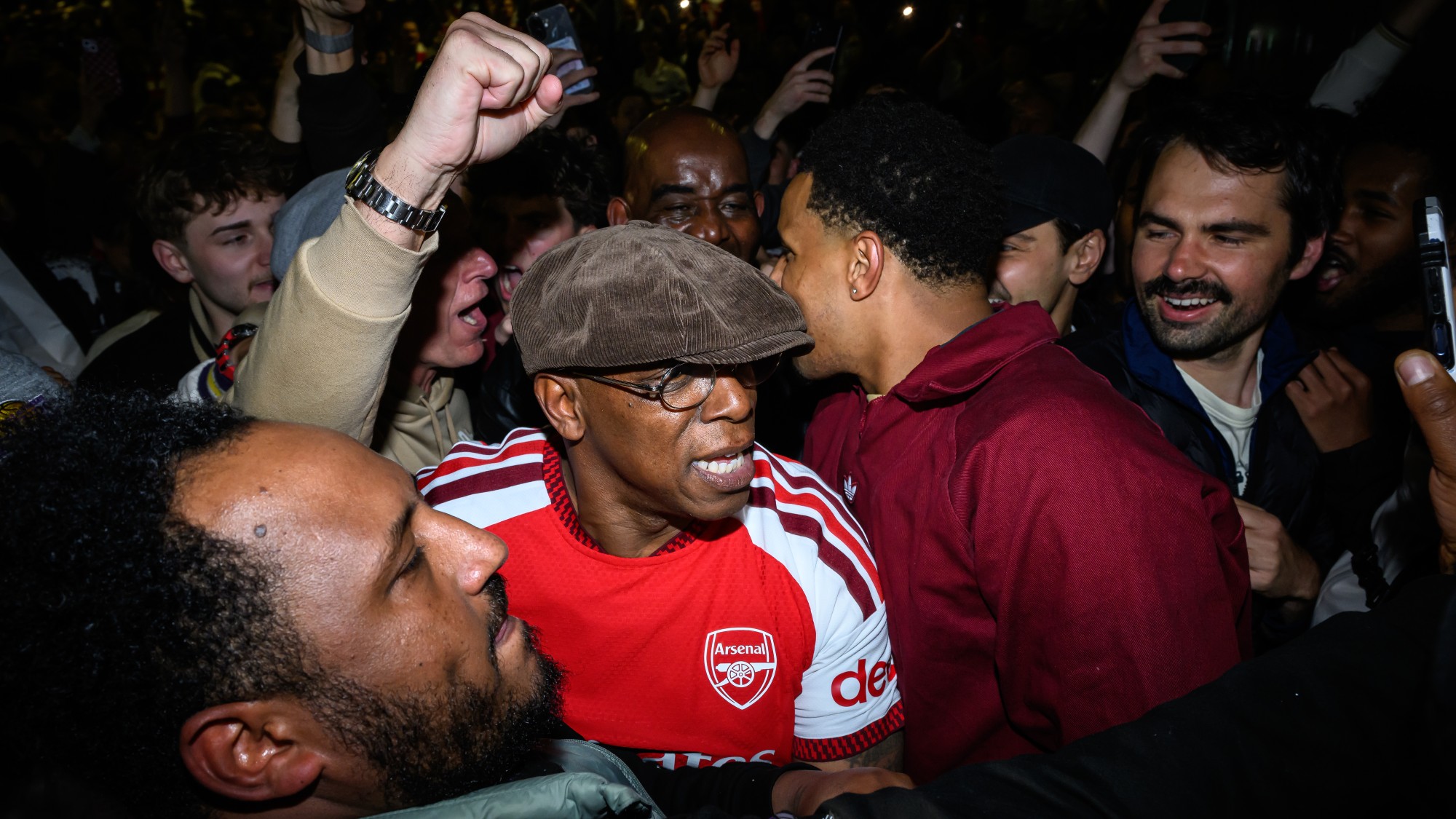 Ian Wright az ünneplő londoni drukkerek közt.