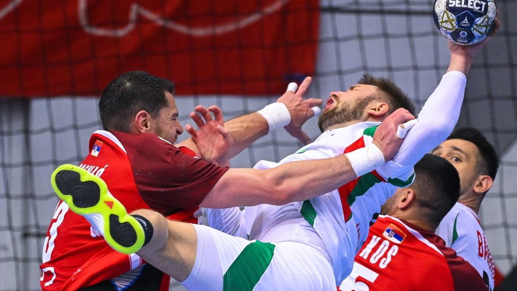 Ilic Zoran (k), valamint a szerb Mijajlo Marsenic (b) és Milos Kos (j2) a férfi kézilabda világbajnoki selejtezőben játszott Szerbia - Magyarország első mérkőzésen.