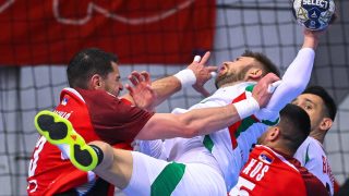 Ilic Zoran (k), valamint a szerb Mijajlo Marsenic (b) és Milos Kos (j2) a férfi kézilabda világbajnoki selejtezőben játszott Szerbia - Magyarország első mérkőzésen.