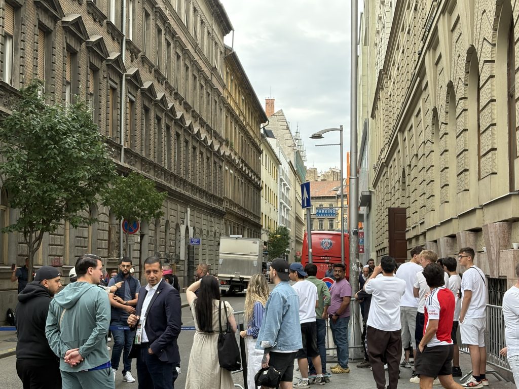 A drukkerek már melegítenek, gyerekvédelmis fiataloknak adott belépőt a kormány – élő hírfolyam a BL-döntőről 1 bl döntő psg arsenal élő hírfolyam