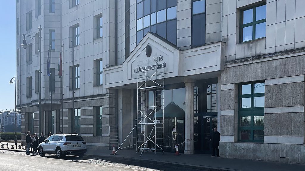 Már le is szedték a Külgazdasági szót a külügy Bem téri épületének homlokzatáról – fotó