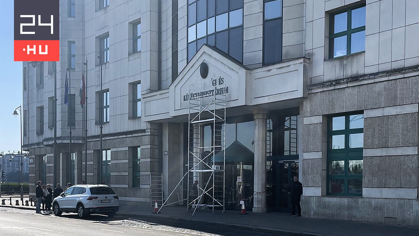 Leemelték a Külgazdasági szót a külügy épületéről.