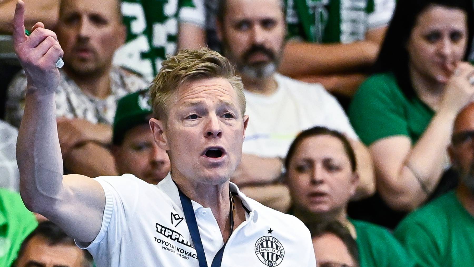 Jesper Jensen, a Ferencváros vezetőedzője a női kézilabda Bajnokok Ligája negyeddöntőjében játszott FTC-Rail Cargo Hungaria - Metz Handball első mérkőzésen az Érd Arénában 2026. április 19-én.