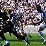 Lenny Joseph, a Ferencváros (b) és Matija Ljujic, az Újpest játékosa a labdarúgó Fizz Liga 32. fordulójában játszott Újpest FC - Ferencvárosi TC mérkőzésen a Szusza Ferenc Stadionban 2026. május 3-án.
