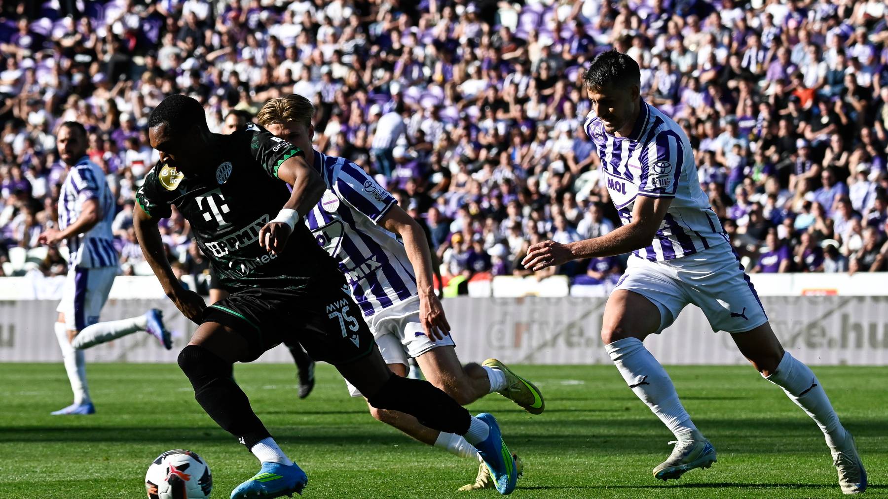 Lenny Joseph, a Ferencváros (b) és Matija Ljujic, az Újpest játékosa a labdarúgó Fizz Liga 32. fordulójában játszott Újpest FC - Ferencvárosi TC mérkőzésen a Szusza Ferenc Stadionban 2026. május 3-án.