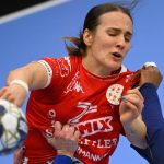 Jovana Jovovic, a Debrecen (k), valamint Nada Kadovic (b) és Hawa N'Diaye, a Podgorica játékosai a női kézilabda Bajnokok Ligája B csoportjának 14. (utolsó) fordulójában játszott DVSC Schaeffler - Buducnost Podgorica mérkőzésen a debreceni Hódos Imre Rendezvénycsarnokban 2026. február 22-én. A Debrecen 32-30-ra győzött.
