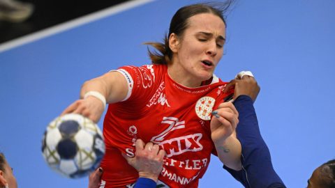 Jovana Jovovic, a Debrecen (k), valamint Nada Kadovic (b) és Hawa N'Diaye, a Podgorica játékosai a női kézilabda Bajnokok Ligája B csoportjának 14. (utolsó) fordulójában játszott DVSC Schaeffler - Buducnost Podgorica mérkőzésen a debreceni Hódos Imre Rendezvénycsarnokban 2026. február 22-én. A Debrecen 32-30-ra győzött.