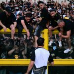 Federico Gatti beszélget a Juventus szurkolóival.